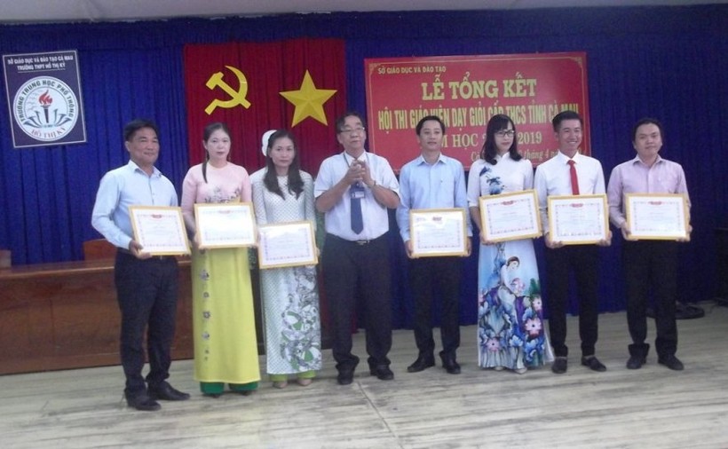 Phó GĐ Sở GD&ĐT Cà Mau Lê Thanh Liêm trao giấy khen cho giáo viên đạt thành tích xuất sắc tại hội thi