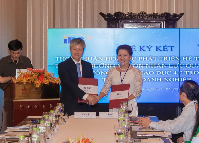 Ông Võ Tân Thành - Giám đốc VCCI-HCM ký kết thỏa thuận hợp tác với bà Phạm Thị Diễm - Tổng giám đốc IEG Việt Nam