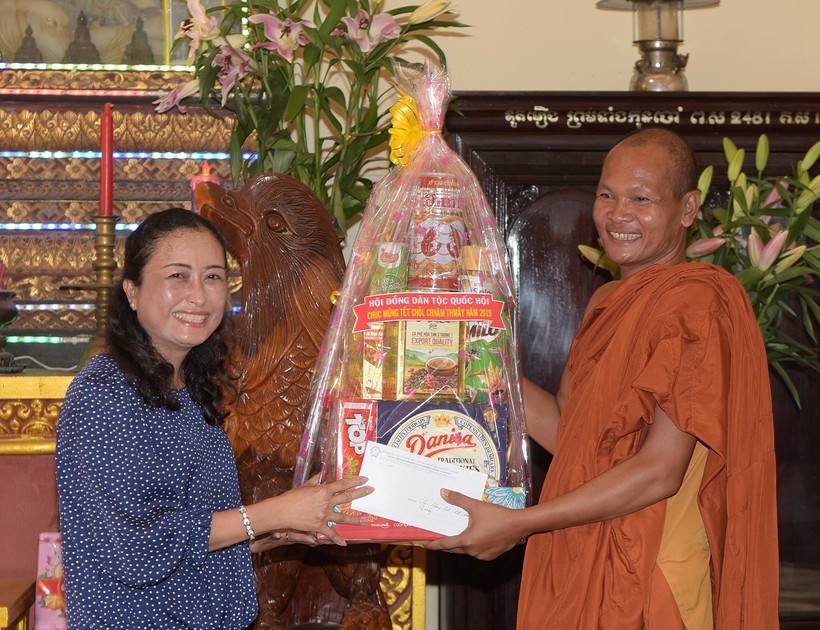 Bà Trần Thị Hoa Ry tặng quà Tết Chôl Chnăm Thmây trụ trì chùa Cái Giá giữa