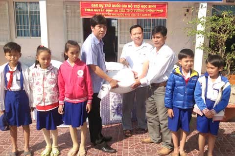 Đại diện Cục Dự trữ Nhà nước khu vực Tây Nam bộ trao gạo hỗ trợ HS Trường TH 2 xã An Viên (huyện Ngọc Hiển, Cà Mau).