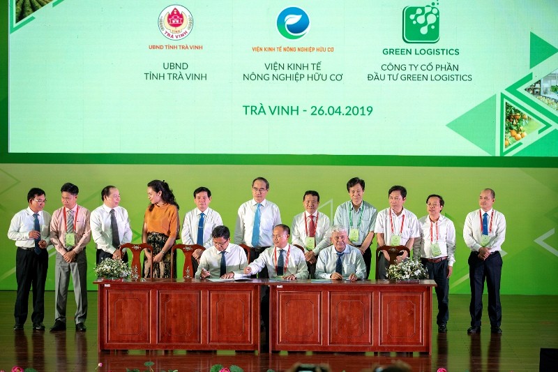 Bí thư Thành ủy TP HCM Nguyễn Thiện Nhân chứng kiến Lễ ký kết của các bên liên quan để hỗ trợ phát triển nông nghiệp Trà Vinh. Ảnh: TC Nhà quản lý