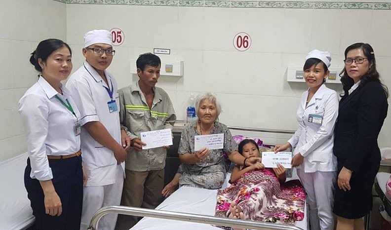 Các nhà hảo tâm cùng cán bộ Phòng CTXH trao quà cho bệnh nhân hoàn cảnh khó khăn tại Bệnh viện Sản - Nhi tỉnh Cà Mau.