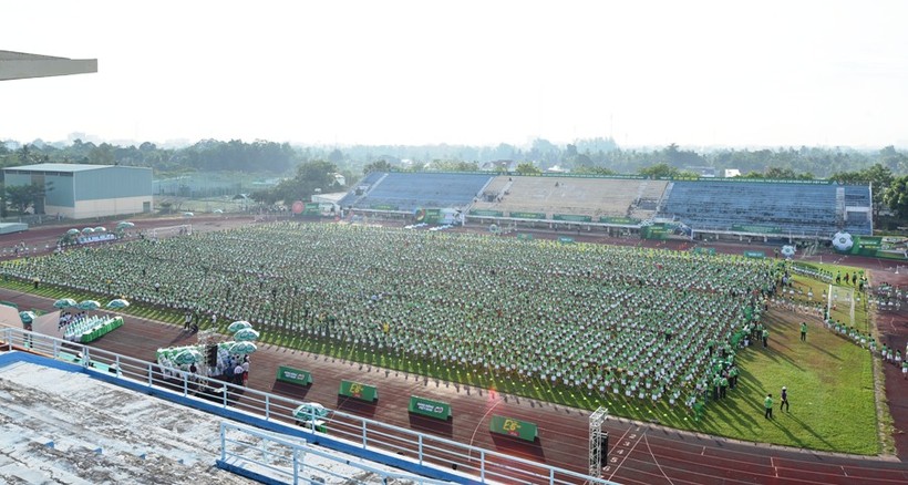 Màn thể dục đồng diễn của 6000 HS Vĩnh Long đạt Kỉ lục Guinness Việt Nam.