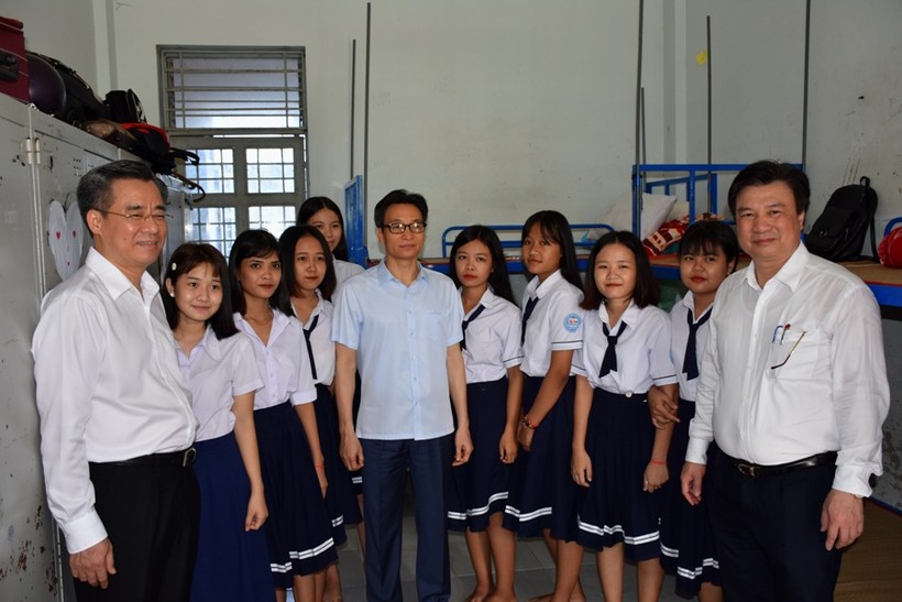 Phó Thủ tướng Chính phủ Vũ Đức Đam và Thứ trưởng Bộ GD&ĐT Nguyễn Hữu Độ thăm Trường phổ thông Dân tộc nội trú tỉnh Bạc Liêu