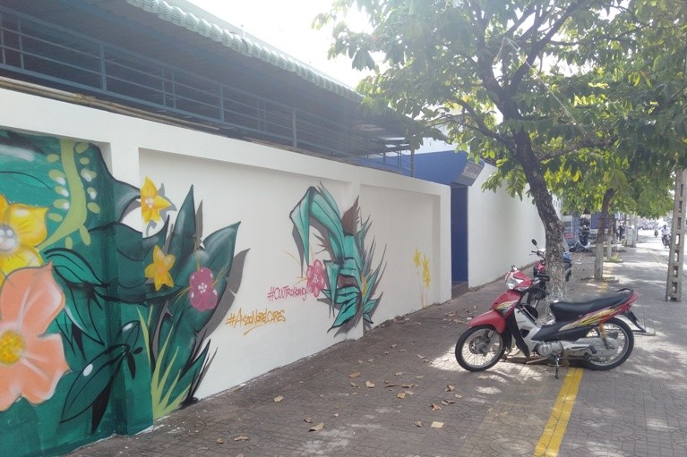 Một bức vẽ hoàn thành trên bức tường rào trường học.
