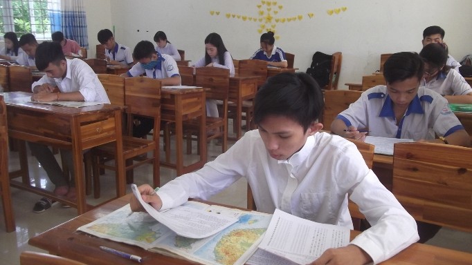 HS Trường THPT Phú Hưng (huyện Cái Nước, Cà Mau) trong giờ thi khảo sát