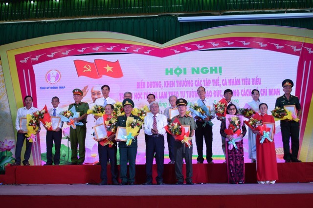 Phó Bí thư Thường trực Tỉnh ủy Đồng Tháp - Nguyễn Tôn Hoàng tặng Thư khen của Tỉnh ủy cho các tập thể tiêu biểu