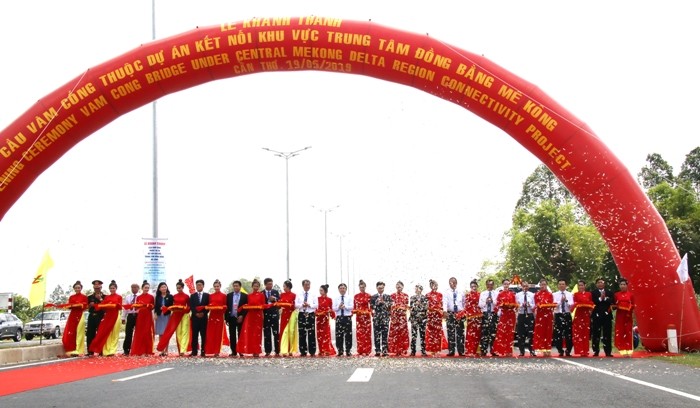Lãnh đạo Bộ GTVT cùng lãnh đạo tỉnh Đồng Tháp và TP Cần Thơ cắt băng khánh thành thông xe cầu Vàm Cống