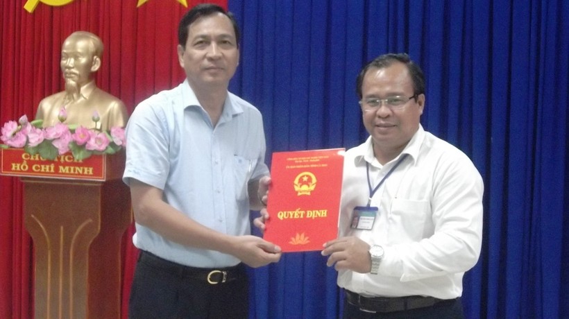 Ông Trần Hồng Quân - Phó Chủ tịch UBND tỉnh Cà Mau (trái) trao Quyết định bổ nhiệm lại cho Giám đốc Sở GD&ĐT Cà Mau Nguyễn Minh Luân
