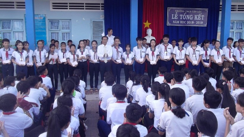 HS Trường THCS Tân Lộc nhận khen thưởng dịp tổng kết năm học 2018 - 2019