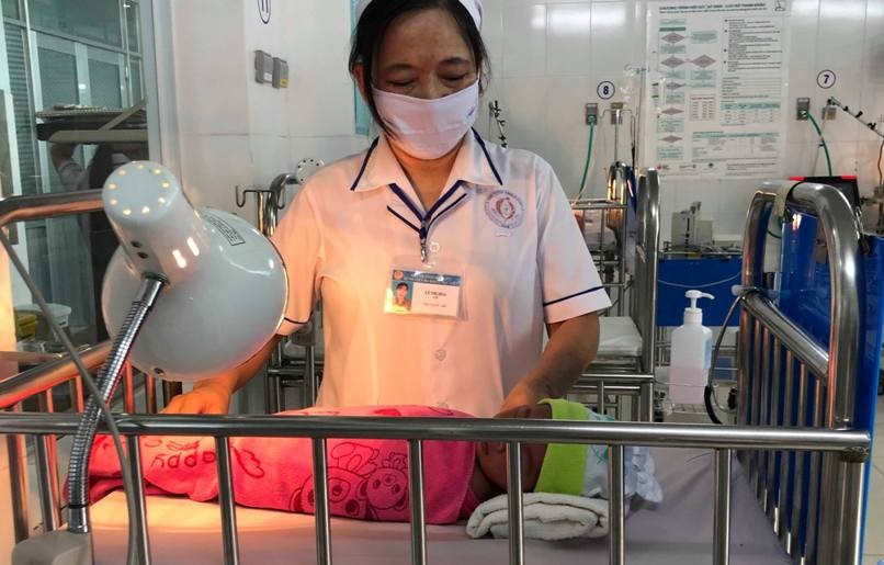 Bé gái được nuôi, chăm sóc tại Bệnh viện Đa khoa tỉnh Bạc Liêu