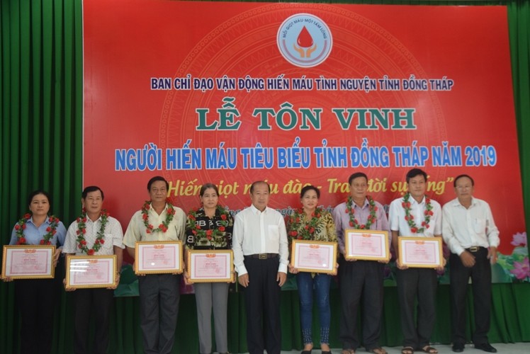 Ông Đoàn Tấn Bửu - Phó Chủ tịch UBND tỉnh Đồng Tháp trao bằng khen cho các cá nhân hiến máu tình nguyện tiêu biểu.