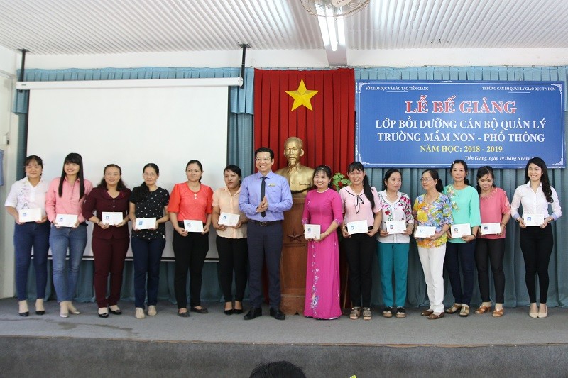 TS Phan Minh Phụng - Phó Hiệu trưởng Trường CBQLGD TP Hồ Chí Minh trao chứng chỉ cho học viên