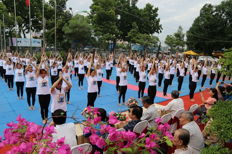 Màn đồng diễn Yoga của 300 người tham gia sự kiện ngày Quốc tế Yoga