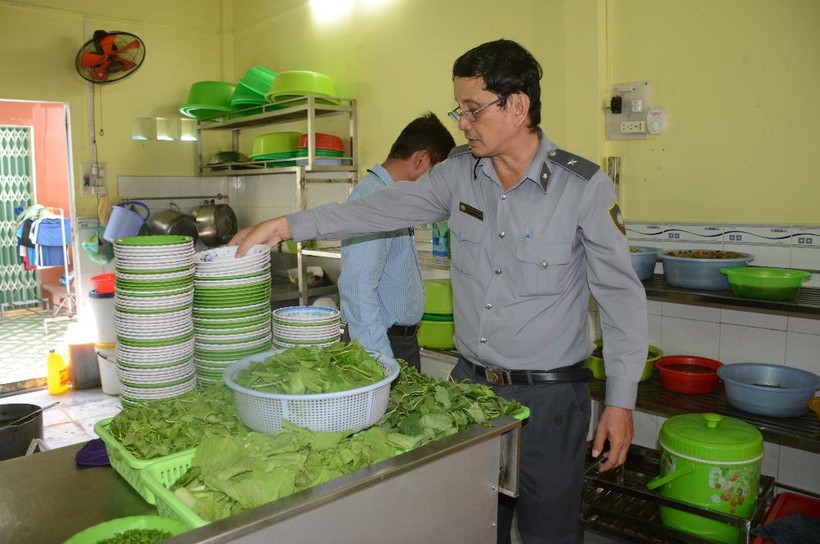 Đoàn công tác kiểm tra vệ sinh an toàn thực phẩm tại phường 5, TP Cà Mau