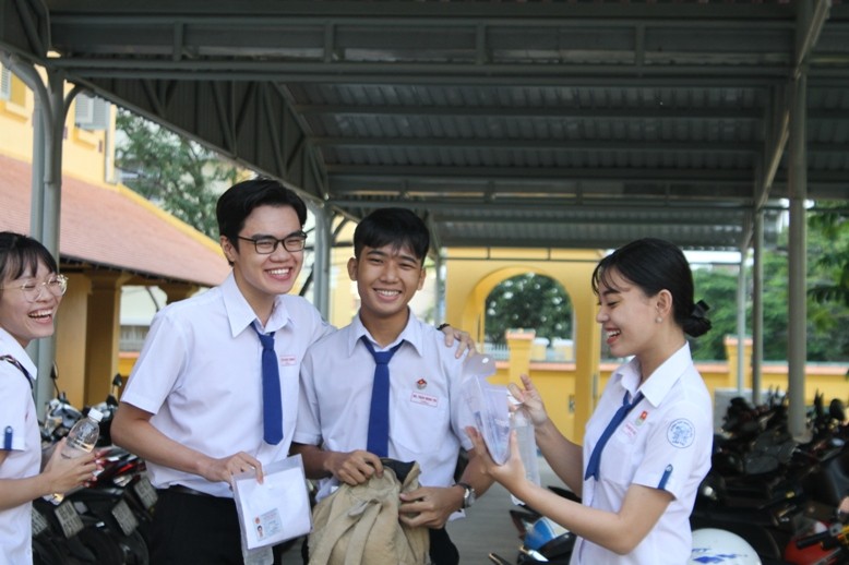 Thí sinh điểm thi THPT Châu Văn Liêm đến trường thi trong không khí thoải mái