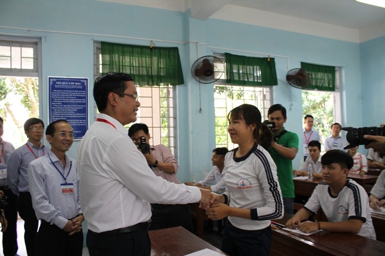 Thứ trưởng Bộ GD&ĐT Nguyễn Văn Phúc động viên thí sinh tại điểm thi THPT Thiên Hộ Dương