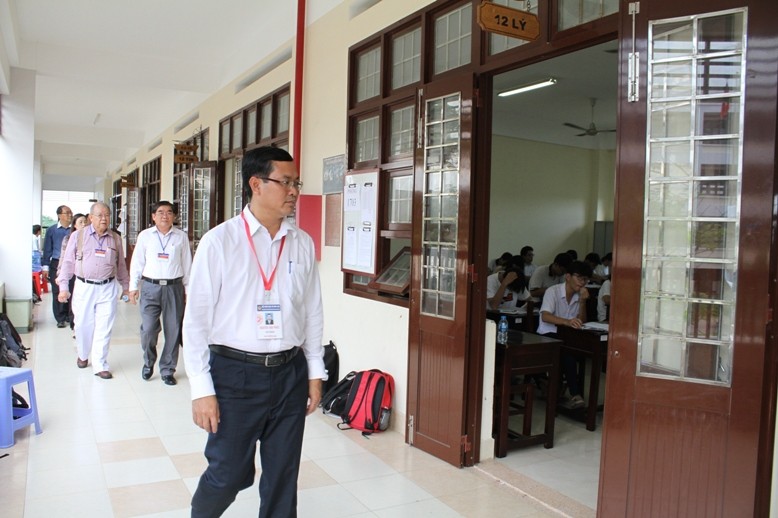 Thứ trưởng Nguyễn Văn Phúc kiểm tra tình hình thi tại điểm thi THPT Nguyễn Đình Chiểu