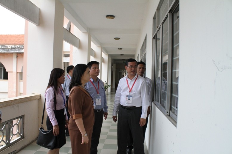 Thứ trưởng Bộ GD&ĐT Nguyễn Văn Phúc kiểm tra khu vực chấm thi của TP Cần Thơ