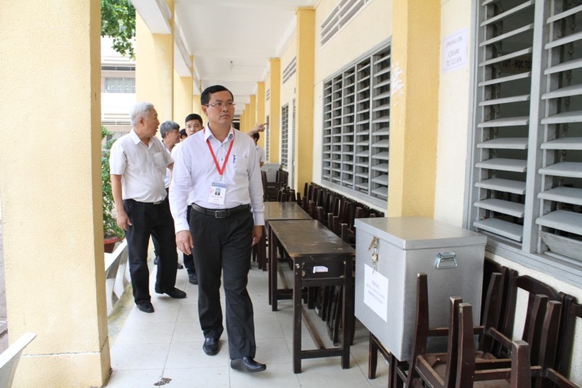 Thứ trưởng Nguyễn Văn Phúc kiểm tra khu vực chấm thi tỉnh Bến Tre