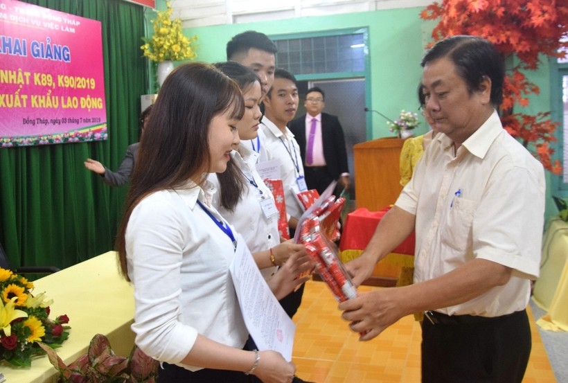 Bí thư Tỉnh ủy Lê Minh Hoan tặng quà cho các học viên tại lễ khai giảng