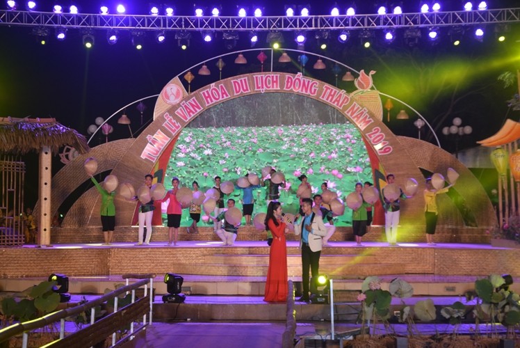 Biểu diễn nghệ thuật tại đêm bế mạc Tuần lễ Văn hóa, Du lịch Đồng Tháp.