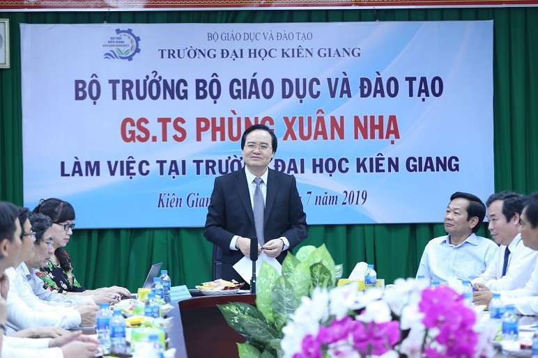 Bộ trưởng Phùng Xuân Nhạ trao đổi với lãnh đạo, cán bộ, giảng viên Trường ĐH Kiên Giang. 