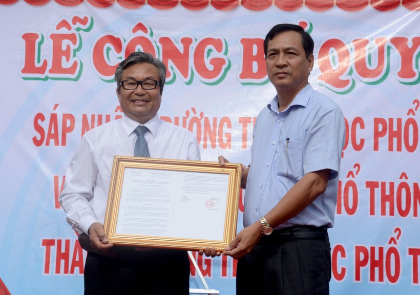 Phó Chủ tịch UBND tỉnh Cà Mau Trần Hồng Quân trao Quyết định ghép trường cho Hiệu trưởng Nguyễn Xuân Lai