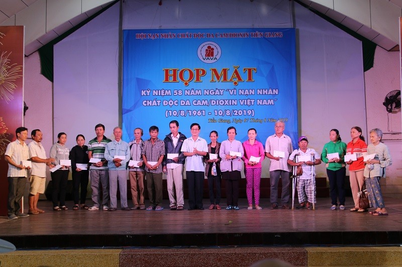 Ông Phạm Minh Trí - Giám đốc Sở LĐ-TB&XH trao quà cho nạn nhân chất độc da cam