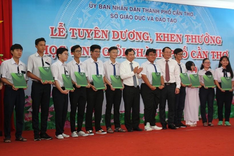 Ông Lê Quang Mạnh (giữa) - Chủ tịch UBND TP Cần Thơ khen thưởng cho các HS giỏi