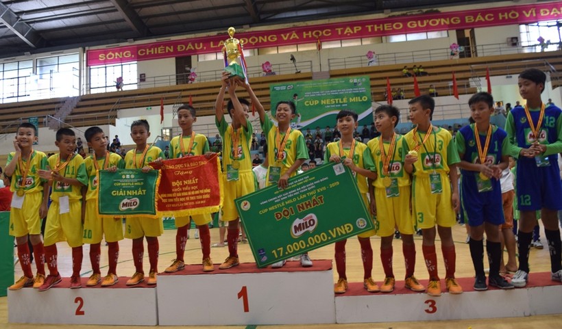 Ban tổ chức trao giải vô địch cho đội bóng cấp Tiểu học