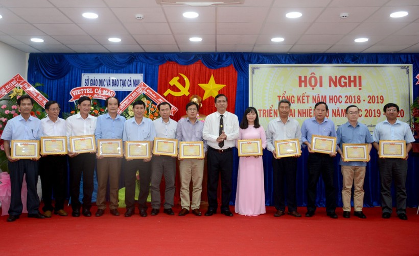 Ông Trần Hồng Quân - Phó Chủ tịch UBND tỉnh Cà Mau - trao danh hiệu tập thể Lao động xuất sắc cho 12 tập thể có thành tích xuất sắc