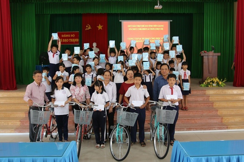 Niềm vui HS xã Đạo Thạnh (TP Mỹ Tho) nhận xe đạp và tập cho năm học mới