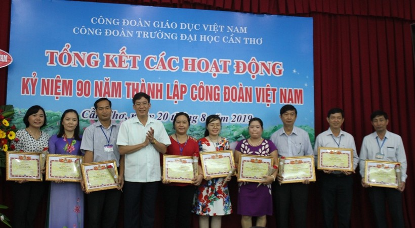 Ông Vũ Minh Đức - Chủ tịch Công đoàn Giáo dục Việt Nam - trao bằng khen cho các tập thể đạt thành tích xuất sắc trong hoạt động Công đoàn