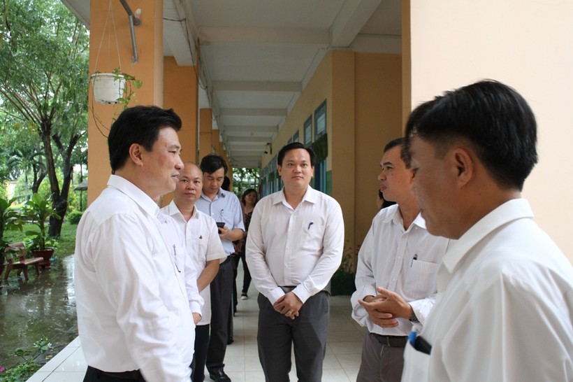 Thứ trưởng Nguyễn Hữu Độ thăm Trường TH Phan Chu Trinh (TP Cao Lãnh, Đồng Tháp)