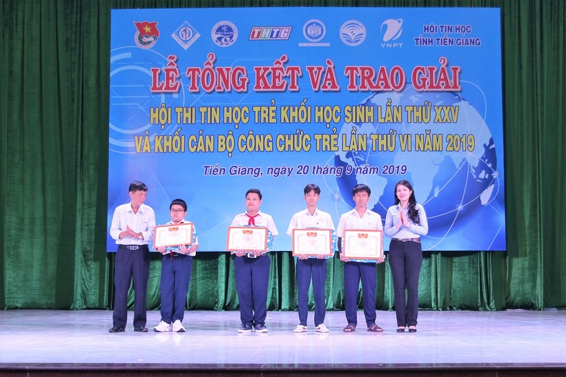 Ban Tổ chức trao giải Nhất Tin học trẻ cho HS.