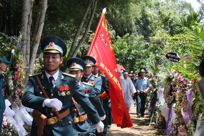 Đông đảo người dân Đồng Tháp tiễn đưa Anh hùng phi công Nguyễn Văn Bảy về nơi an nghỉ cuối cùng.