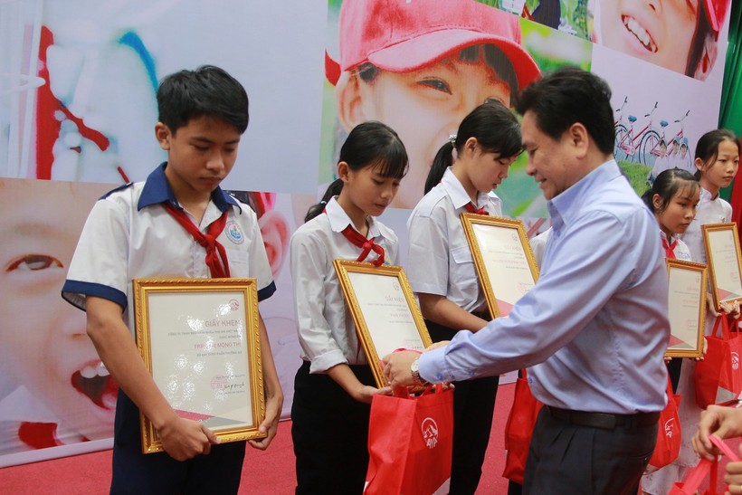 Ông Trần Văn Dũng - Phó Chủ tịch UBND tỉnh Tiền Giang trao quà cho các em HS.