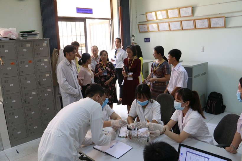 Đoàn kiểm định xem quá trình thí nghiệm, thực hành của giảng viên, sinh viên.