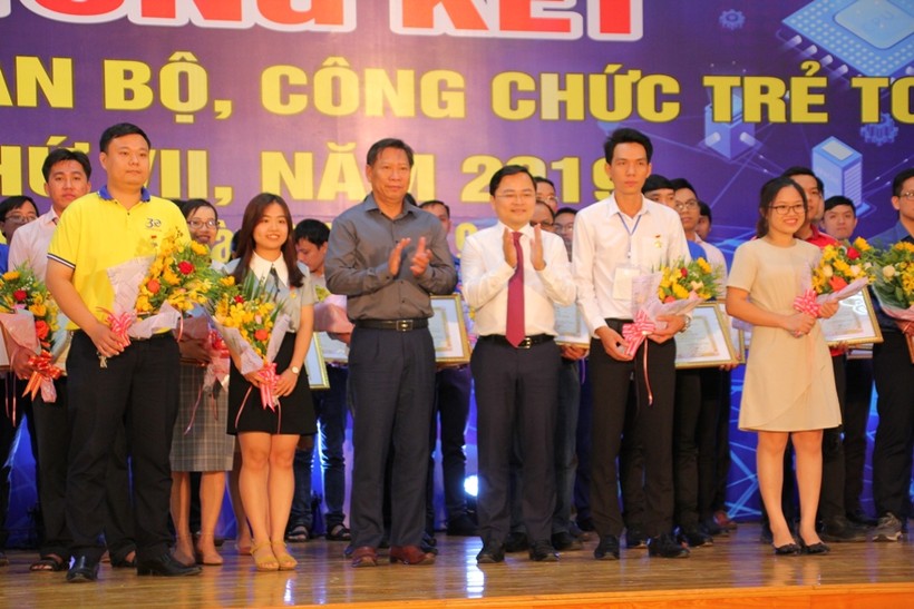 Ban Tổ chức trao giải cho các đội đạt giải tại hội thi.