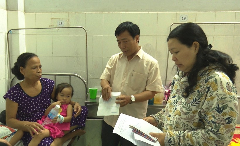 Lãnh đạo Sở GD&ĐT Đồng Tháp cùng ngành chức năng thăm hỏi các bé điều trị tại Bệnh viện đa khoa khu vực Tháp Mười. Ảnh: T. Bùi