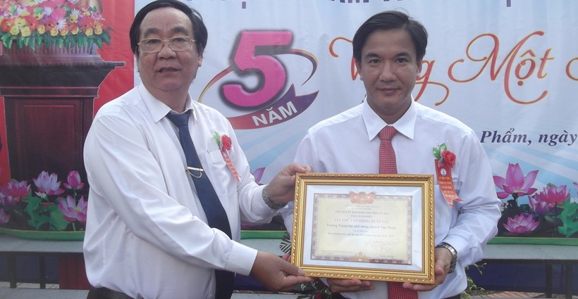Phó GĐ Sở GD&ĐT Cà Mau Lê Thanh Liêm trao Danh hiệu tập thể lao động xuất sắc, tiêu biểu của Chủ tịch UBND tỉnh Cà Mau cho Trường THPT Quách Văn Phẩm.