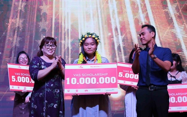 Ban Tổ chức trao giải nhất cho thí sinh Võ Lâm Hồng Hân - Trường THPT chuyên Phan Ngọc Hiển, TP Cà Mau.
