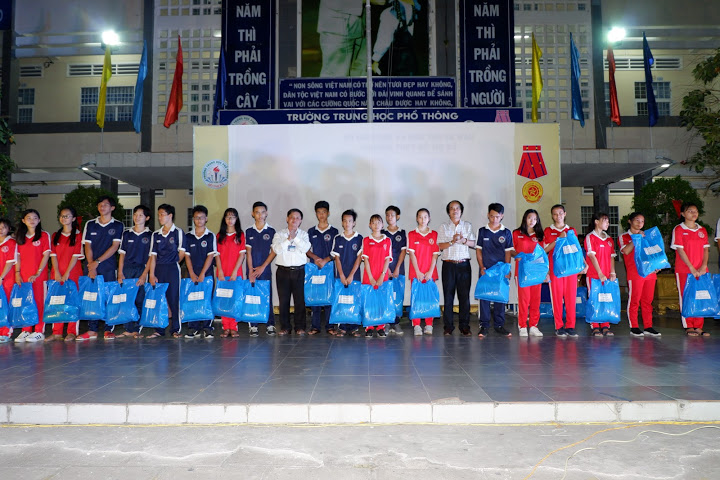 Cà Mau: Trường THPT Hồ Thị Kỷ tổ chức vui Xuân đón Tết cho học sinh