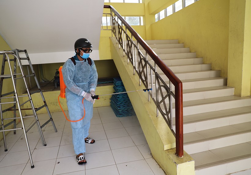 Trường ĐH Trà Vinh: Phun thuốc diệt khuẩn phòng dịch nCoV toàn trường