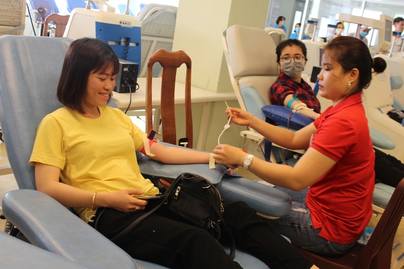 Cán bộ, giáo viên tình nguyện hiến máu trong mùa dịch Covid-19