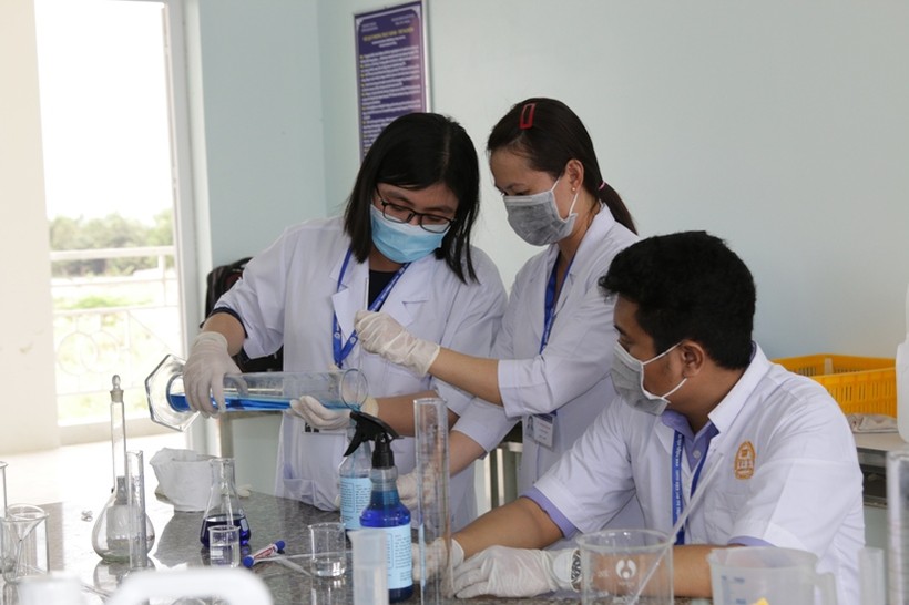 Trường ĐH Kiên Giang pha chế dung dịch rửa tay khô phòng dịch COVID-19