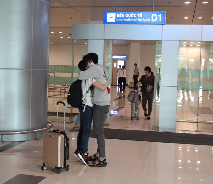 9 người từ Hàn Quốc đáp xuống sân bay Cần Thơ về khu cách ly