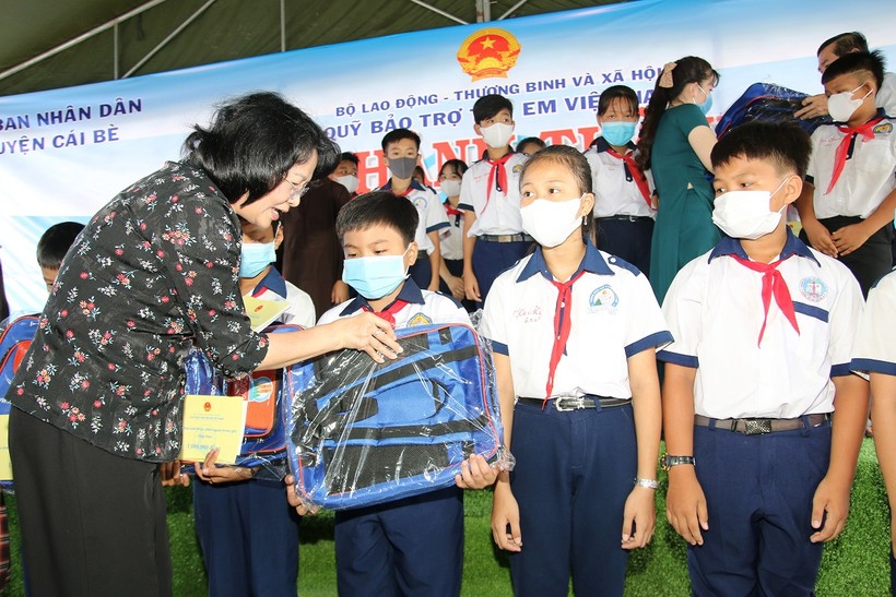 Phó Chủ tịch nước Đặng Thị Ngọc Thịnh trao quà và học bổng cho các em HS.