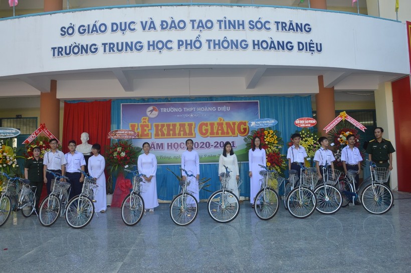 Đại diện BCH Quân sự tỉnh Sóc Trăng trao xe đạp cho HS Trường THPT Hoàng Diệu.